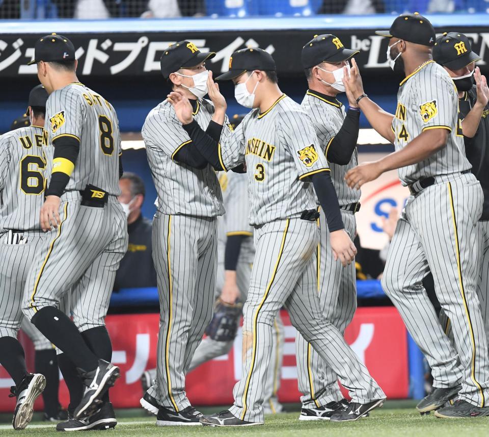 　ナインを迎える矢野監督（撮影・金田祐二）