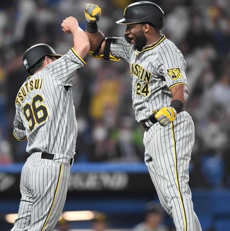 　７回、３ランを放ち大喜びで生還するロハス（右）＝撮影・金田祐二