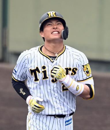 　１０回、北條は遊ゴロに倒れ試合終了し悔しそうな表情を見せる（撮影・山口登）