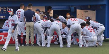 　試合前、円陣を組むヤクルトナイン（撮影・佐々木彰尚）