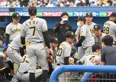 　試合前、円陣を組む阪神ナイン（撮影・飯室逸平）
