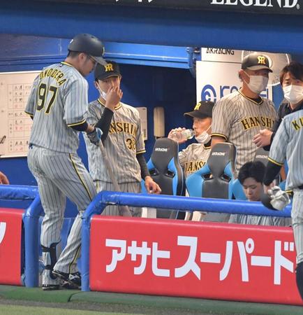 　１回、見逃し三振に倒れた小野寺（左）と水を飲む矢野監督（撮影・佐々木彰尚）