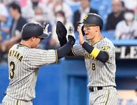 　１回、先制２ランを放った大山（左）を歓喜の表情で迎える佐藤輝