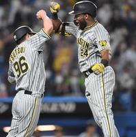 　７回、３ランを放ち大喜びで生還するロハス（右）＝撮影・金田祐二