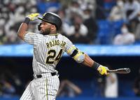 　７回、左翼ポール直撃の３ランを放つロハス