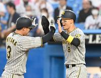 １回、先制２ランを放った大山（左）を歓喜の表情で迎える佐藤輝（撮影・飯室逸平）
