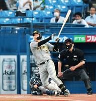 　１回、左中間に先制２ランを放つ大山（撮影・佐々木彰尚）