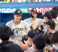 　１回、先制２ランを放ち生還する大山（手前）と二走・佐藤輝（撮影・飯室逸平）