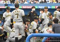 　試合前、円陣を組む阪神ナイン（撮影・飯室逸平）