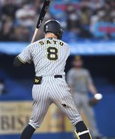 　ユニホームが破れた佐藤輝（撮影・金田祐二）