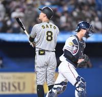 　９回、佐藤輝が空振り三振に倒れゲームセット（撮影・金田祐二）