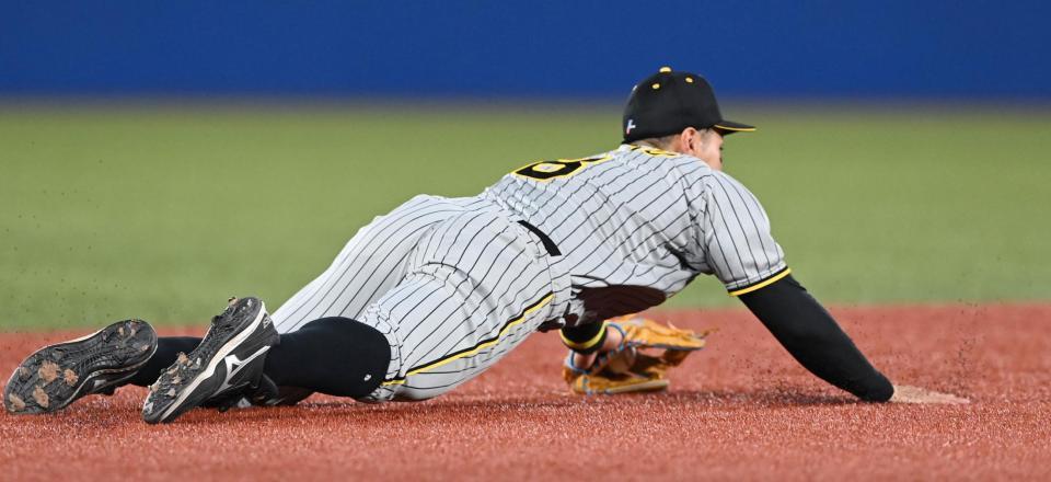 　７回、浜田太貴の打球を好捕する佐藤輝（撮影・飯室逸平）