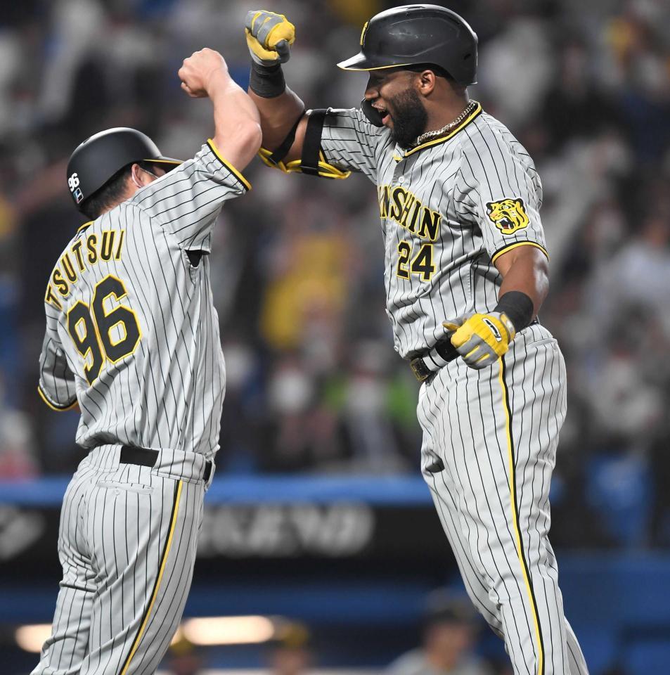 　７回、３ランを放ち大喜びで生還するロハス（右）＝撮影・金田祐二