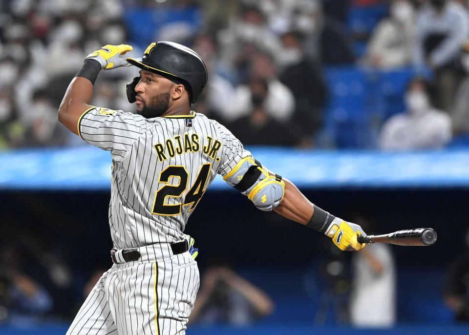 　７回、左翼ポール直撃の３ランを放つロハス