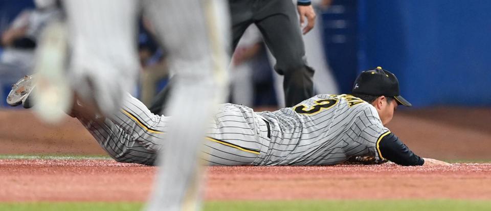 　７回、長岡の打球を好捕する大山（撮影・飯室逸平）