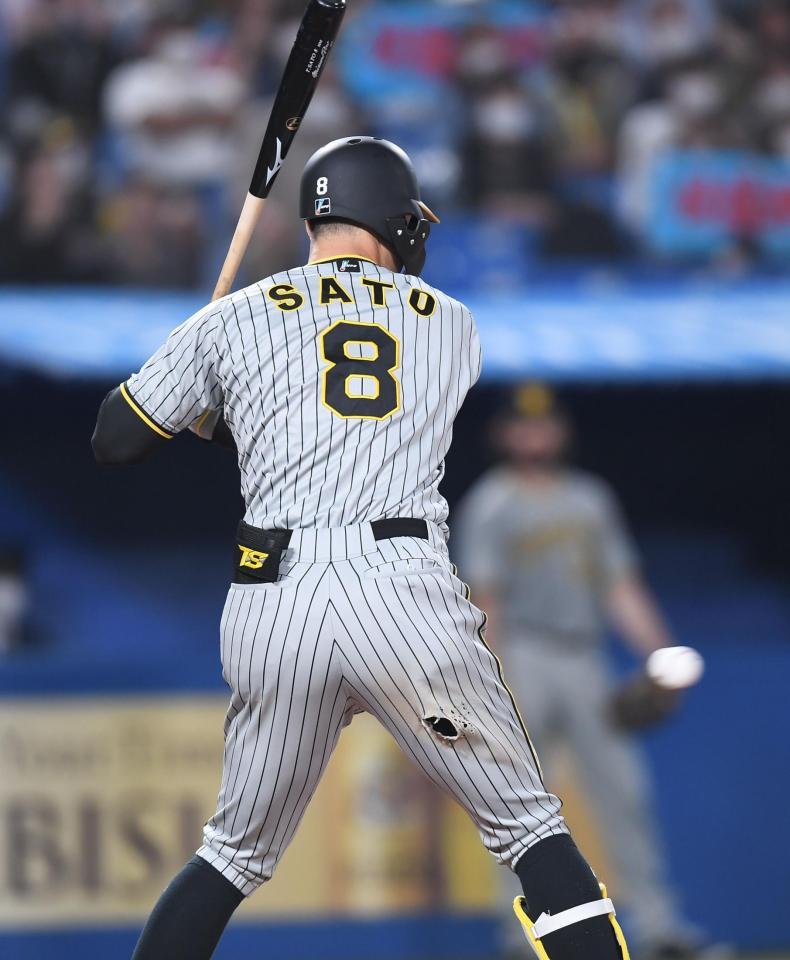 　ユニホームが破れた佐藤輝（撮影・金田祐二）