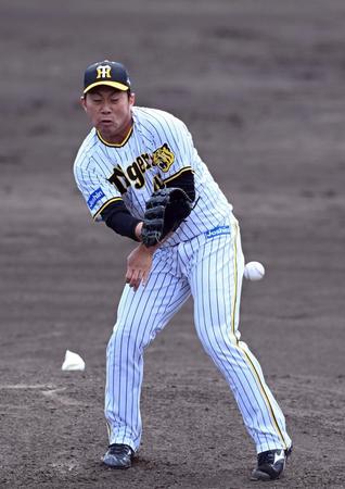 　３回、桐敷は福永の打球を体に受ける（撮影・山口登）