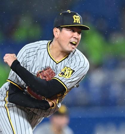 　６回、好リリーフを見せる渡辺（撮影・飯室逸平）