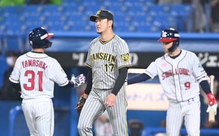 　８回、ヤクルトに追加点を許す岩貞（撮影・飯室逸平）