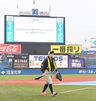 　雨で開始が遅れる中、ベンチへ向かう佐藤輝（撮影・飯室逸平）