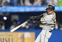 １回、右越えに１号２ランを放つ阪神・中野拓夢＝神宮（撮影・飯室逸平）