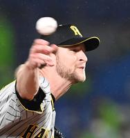 　ヤクルト打線相手に力投するガンケル（撮影・飯室逸平）