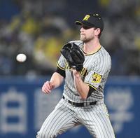 　１回、青木を投ゴロにしとめるガンケル（撮影・金田祐二）