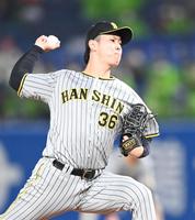 　８回、好リリーフを見せる浜地（撮影・飯室逸平）