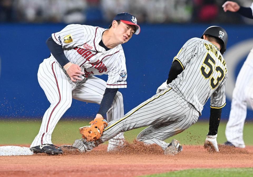 　７回、二盗を狙うも失敗する代走の島田（撮影・飯室逸平）