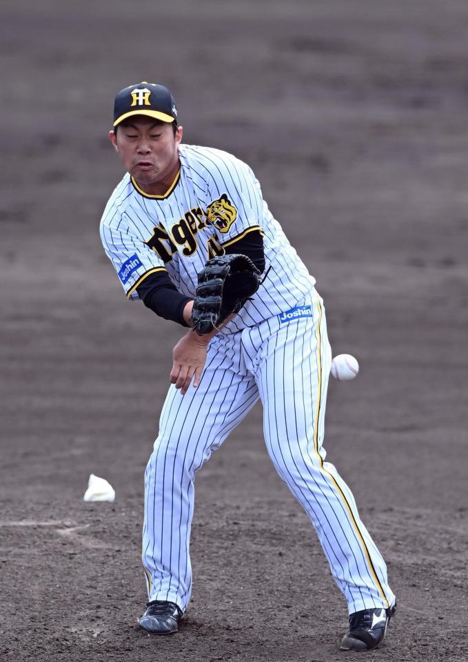 　３回、桐敷は福永の打球を体に受ける（撮影・山口登）