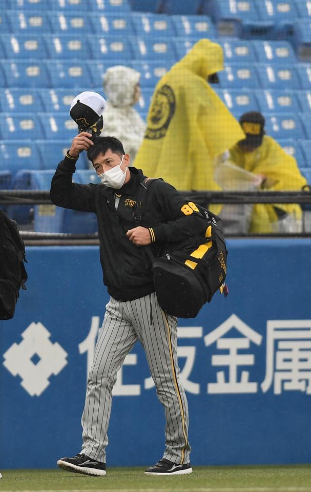 　球場入りする矢野監督（撮影・金田祐二）