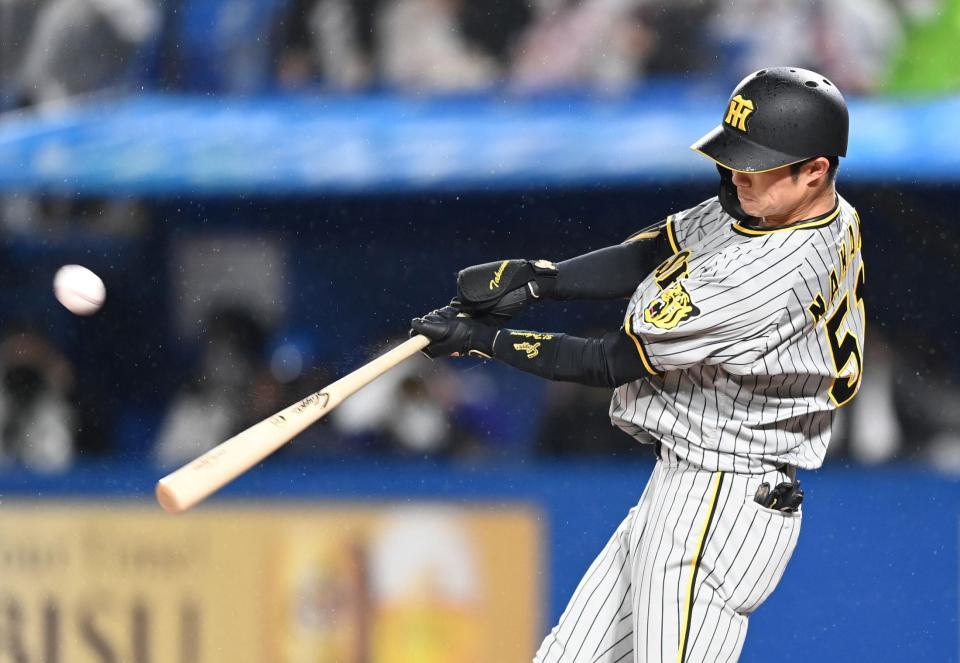 １回、右越えに１号２ランを放つ阪神・中野拓夢＝神宮（撮影・飯室逸平）