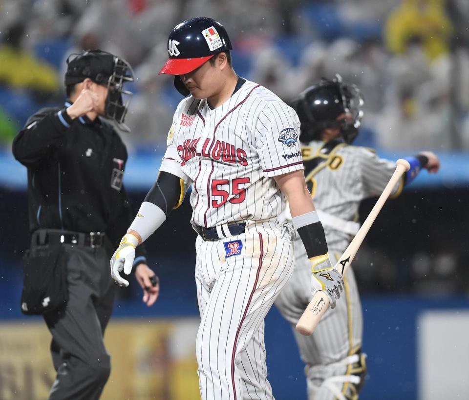 　６回、空振り三振に倒れる村上（撮影・金田祐二）