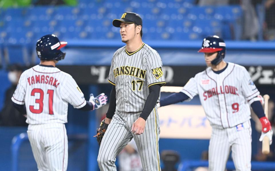 　８回、ヤクルトに追加点を許す岩貞（撮影・飯室逸平）