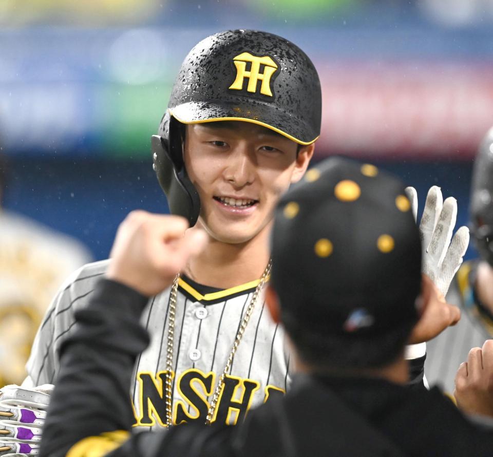 　７回、１号２ランを放ち、笑顔で生還する小幡（撮影・飯室逸平）