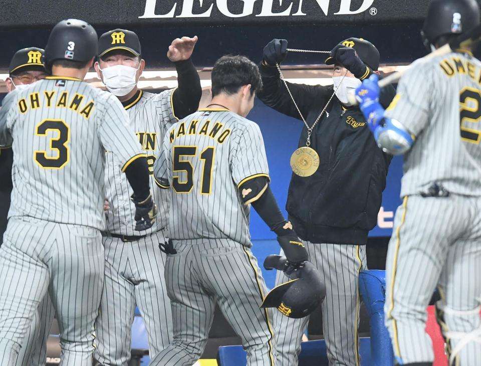 　１回、右越え２ランを放った中野（中央）にメダルをかける矢野監督（右）＝撮影・金田祐二