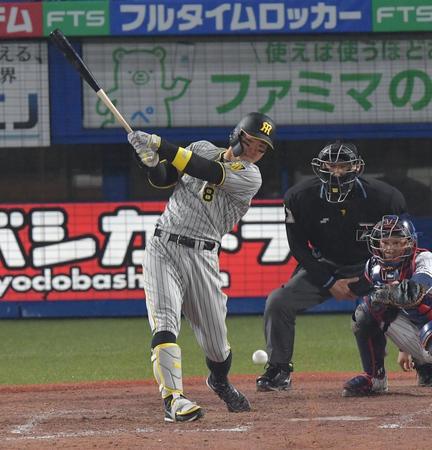 　４回、佐藤輝は中前打を放つ（撮影・佐々木彰尚）