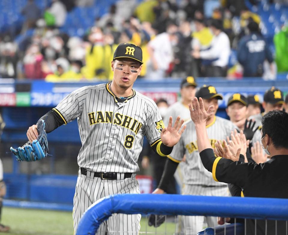 　勝利に笑顔を見せる佐藤輝