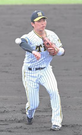 試合前、シートノックでセカンドに入る北條史也（撮影・高部洋祐）