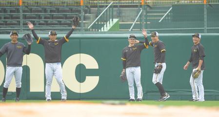 小雨の中、外野でノックを受ける（右から）小野寺、佐藤輝、近本、高山ら（撮影・吉澤敬太）