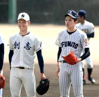 　Ｕ１８高校日本代表合宿で言葉を交わす西（左）と佐々木朗＝１９年４月