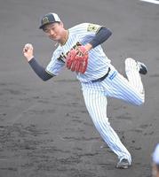 試合前、ノックを受け返球する森木大智（撮影・高部洋祐）