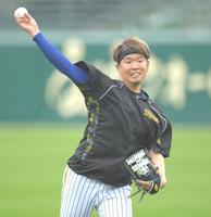 雨の中キャッチボールする西勇（撮影・吉澤敬太）