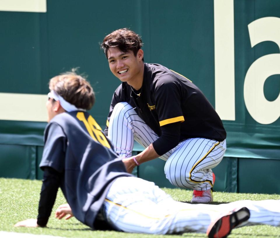 　笑顔を見せる西純