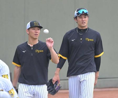 　伊藤将（左）とのキャッチボールを終えた藤浪（撮影・高部洋祐）