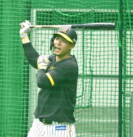 　打撃練習する佐藤輝（撮影・飯室逸平）