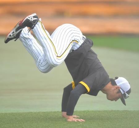 絶妙なバランスで静止する近本（撮影・吉澤敬太）