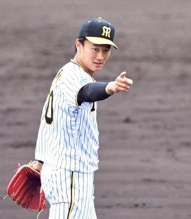 　５回、カナフレックス・福田を三振に仕留め、野手に合図を送る森木