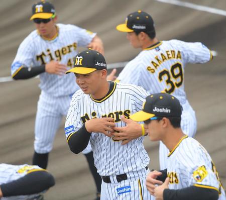 　試合前に準備運動する井上（中央）、小幡（手前）ら（撮影・吉澤敬太）