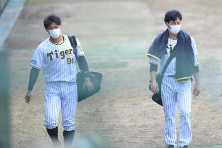 　試合前、荷物を手にベンチに向かう原口（左）と江越（撮影・吉澤敬太）